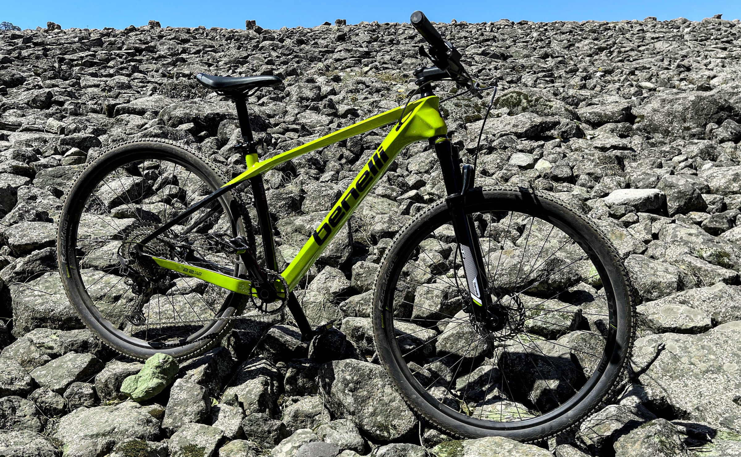 Bicicleta de montaña de carbono de 29 pulgadas, 18 velocidades, disco de  freno, marco rígido ligero (mediano, negro amarillo) (M22 4.0 ADV 29 CARB)